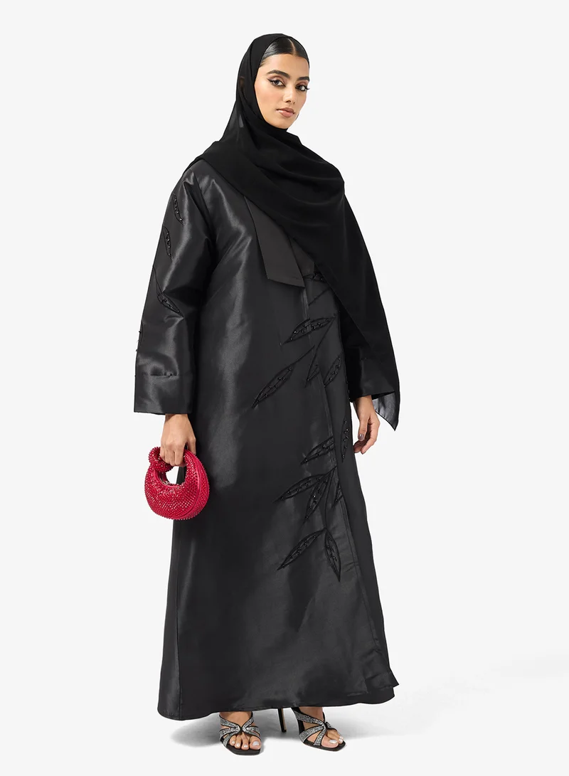 هيا كلوزيت عباية مفتوحة مطرزة ومزينة بياقة واسعة